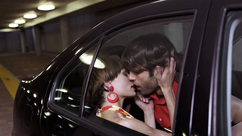 para całuje się w samochodzie