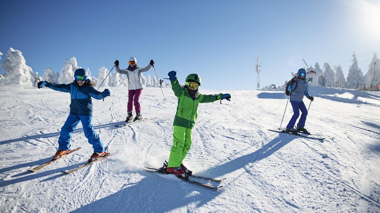 dzieci na nartach na stoku narciarskim w Polsce, ferie zimowe