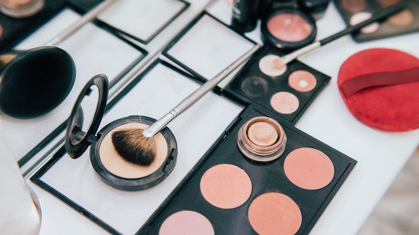 Jaki puder matujący wybrać, by twarz nie błyszczała się przez wiele godzin?