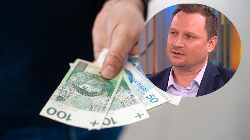Polskie banknoty w męskiej dłoni