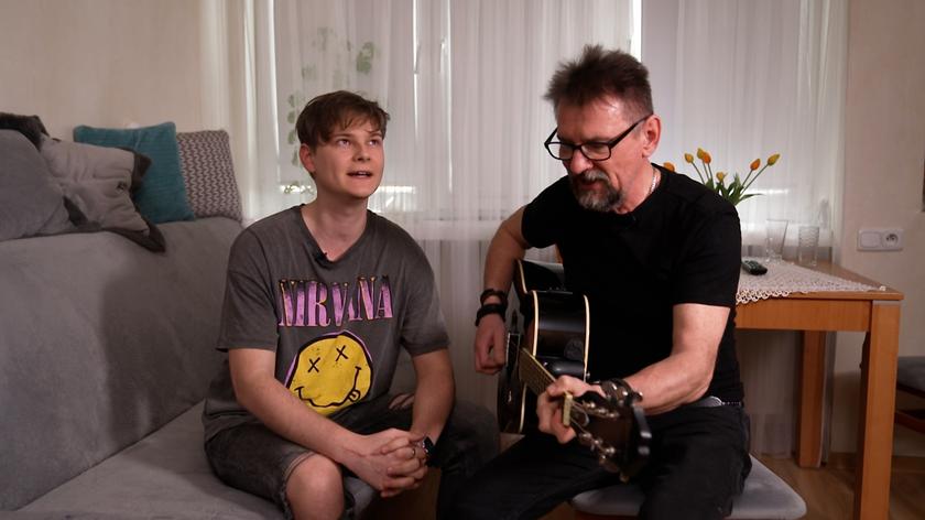 Syn lidera zespołu Sztywny Pal Azji podąża śladami ojca