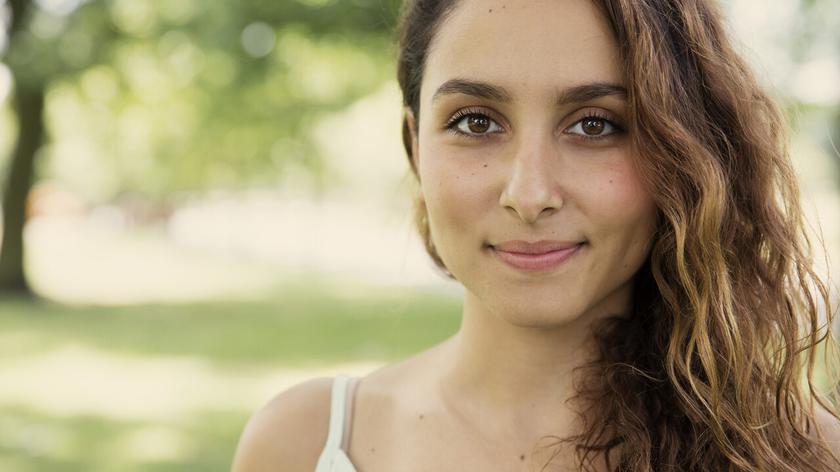 Uśmiechnięta kobieta z falującymi włosami