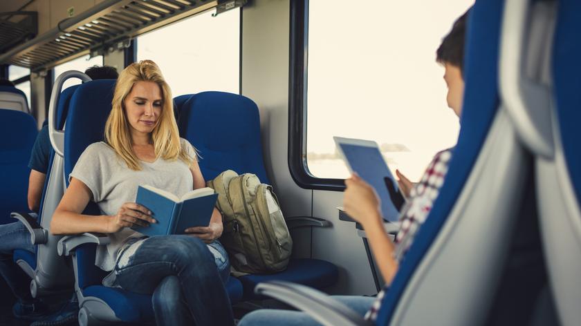 Kobieta czyta książkę w pociągu