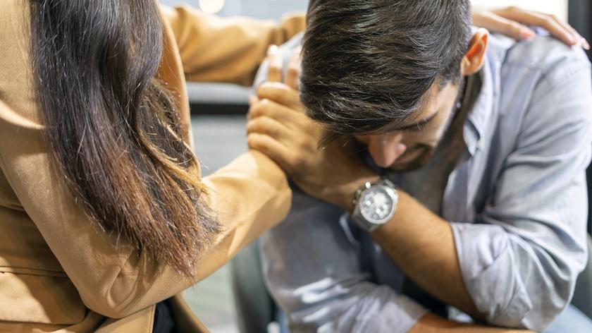 kobieta, która pociesza męczyznę 