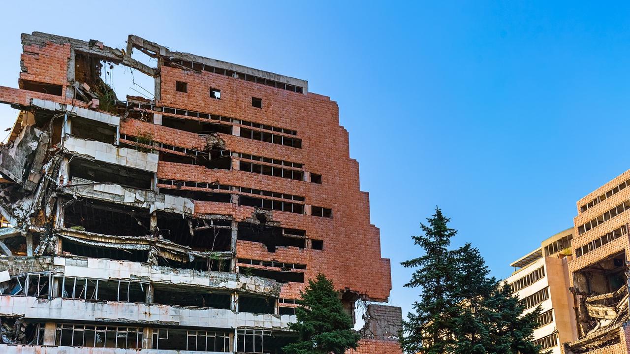 Rozpad Jugosławii, budynek w Belgradzie zbombardowany przez NATO