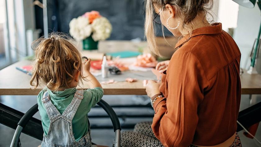 Mama i dziecko robiące prezenty DIY