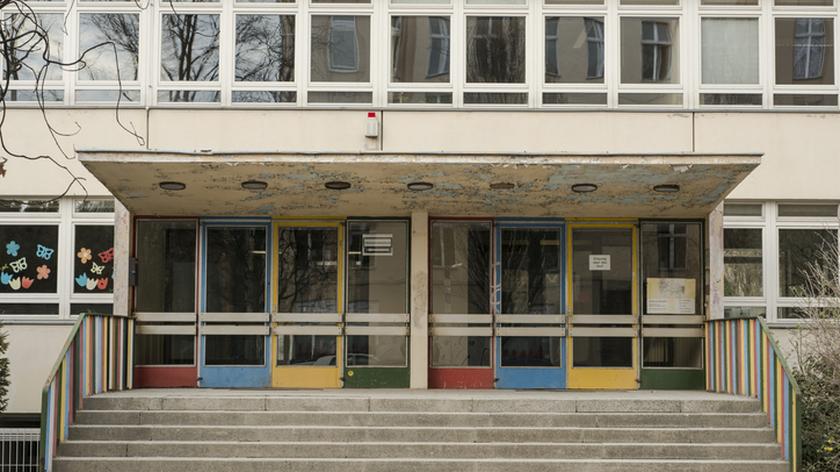 Budynek szkoły. Atak nożownika przed szkołą podstawową