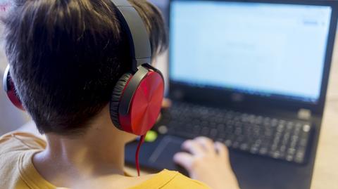 Hakerzy przejęli kontrolę nad komputerem 13-latka. Szantażowali go i pisali do szkoły 
