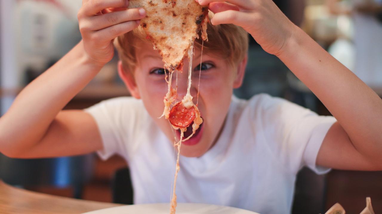 Chłopiec trzymający pizzę