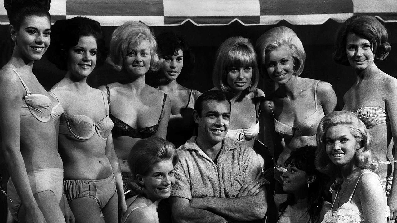 Sean Connery i kobiety w bikini na planie filmu "Goldfinger" w 1964 r.