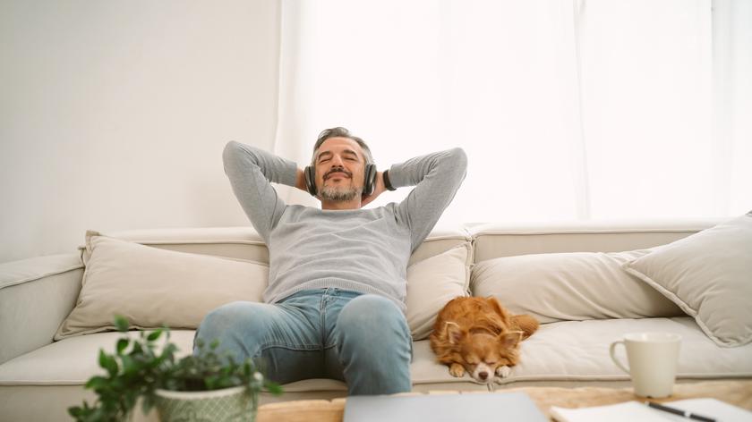 Mężczyzna i pies na kanapie.