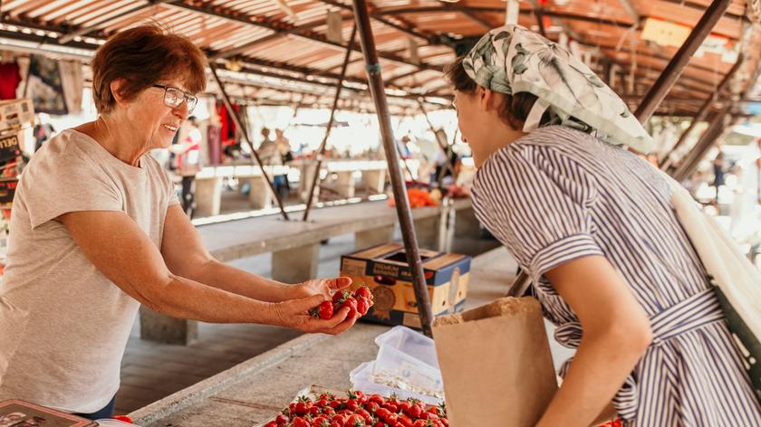 Sprzedaż truskawek na bazarze