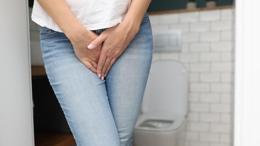 kobieta, która ma problemy ginekologiczne 