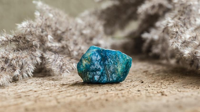 Jakie są właściwości błękitnych kamieni? Poznaj moc szafiru, turkusu i apatytu