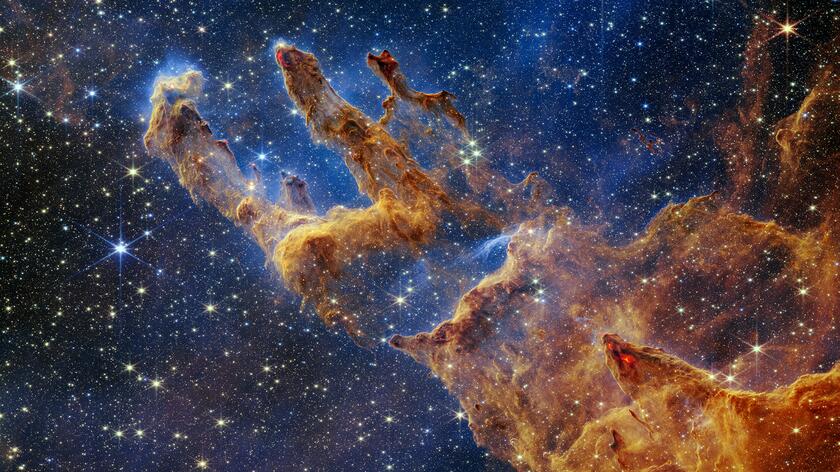Filary Stworzenia przedstawione w podczerwieni z Kosmicznego Teleskopu Jamesa Webba. Są wypełnione gazem i pyłem. To tutaj formują się młode gwiazdy.