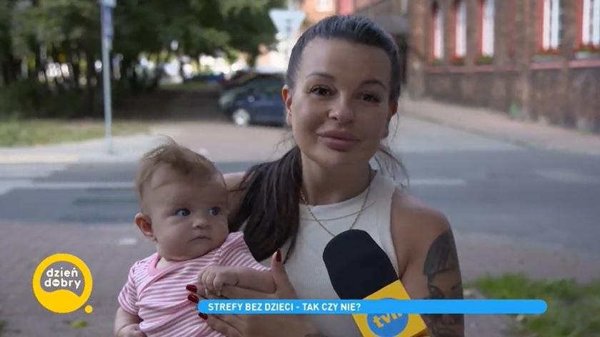 Matka z dzieckiem na rękach. 