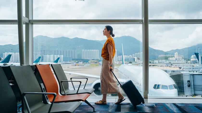 lotnisko, samolot, kobieta z walizką