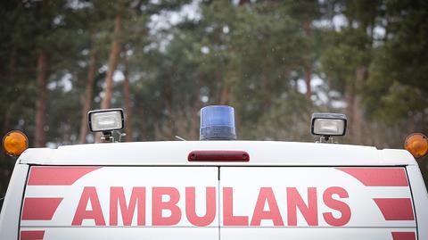 Obrzuciła ambulans cegłami
