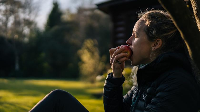 Co to jest mindful eating i na czym polega? Poznaj wady i zalety tej filozofii