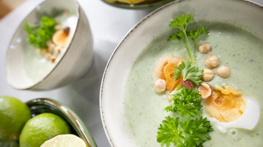 Chłodnik z ogórkiem, fetą i jajkiem