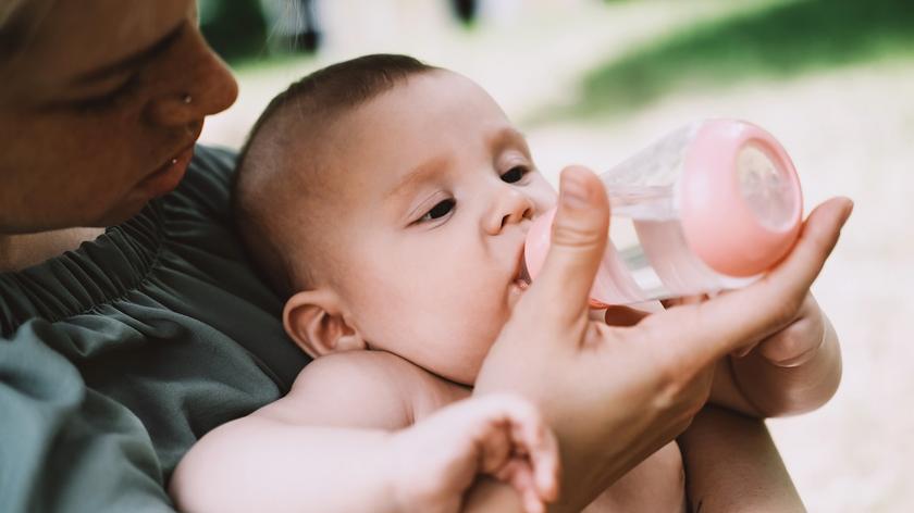 dziecko, które pije wodę 