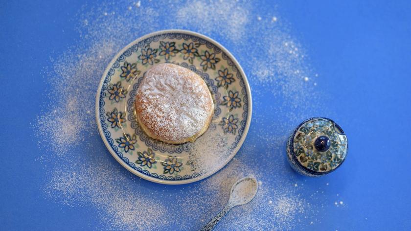 pączek na talerzyku