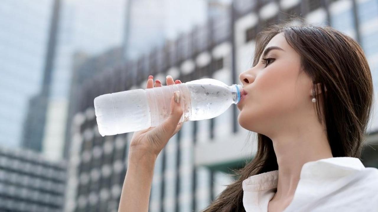 kobieta pije wodę
