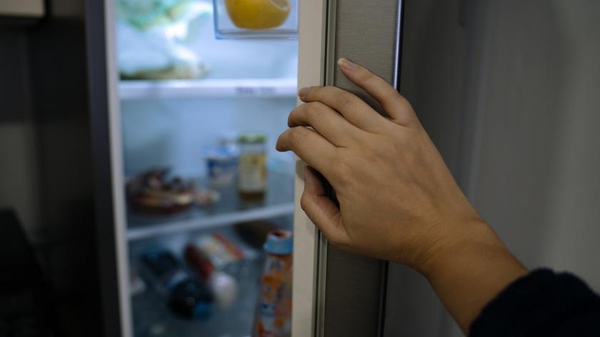 Jak rozmieszczać jedzenie w lodówce? Nieprzestrzeganie zasad może skończyć się zatruciem