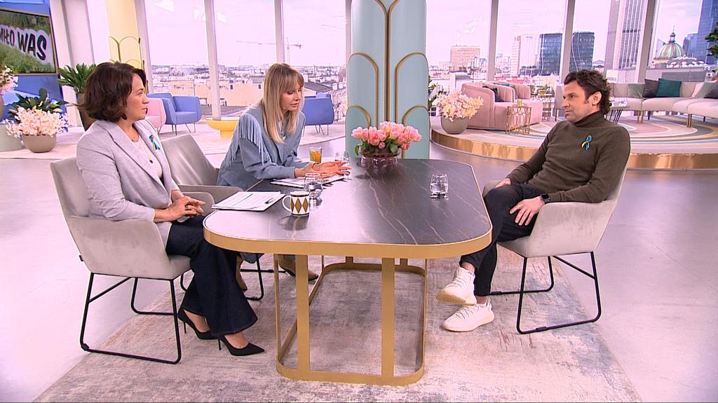 Prowadzący i gość Dzień Dobry TVN przy stole