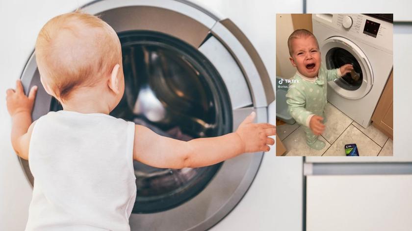 Dziecko przyglądające się pralce.