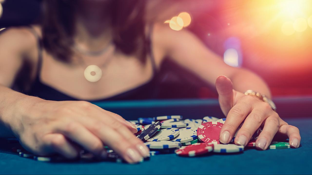 Kobiece dłonie, żetony do pokera