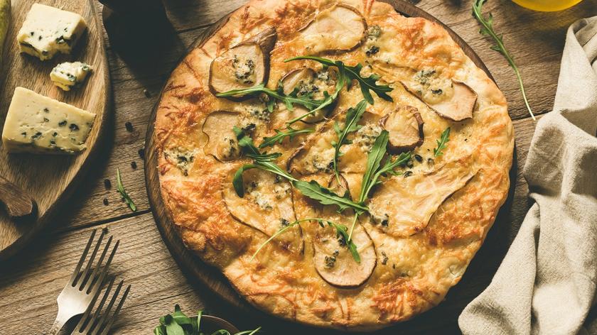 Pizza z gruszką, czerwoną cebulą i serem pleśniowym