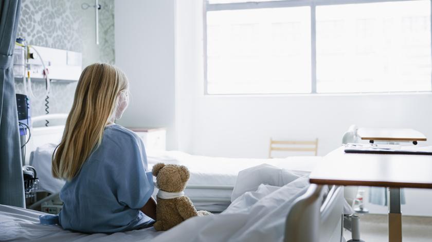 Dziewczynka na szpitalnym łóżku