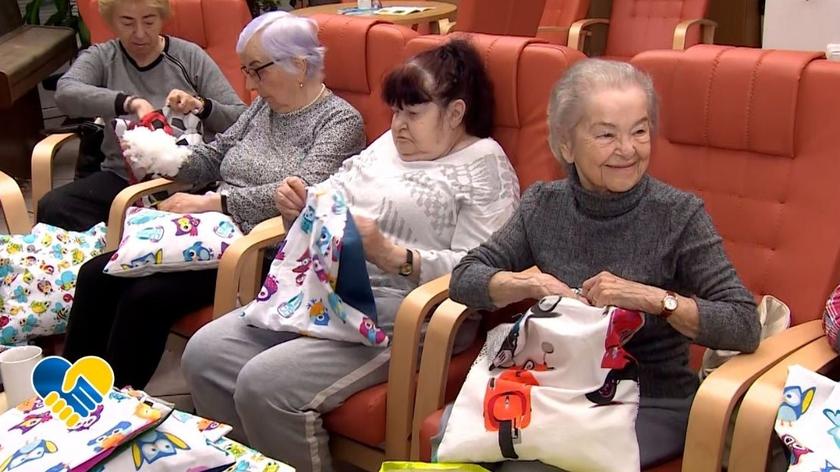 Do spania i przytulania - seniorzy szyją poduszki dla dzieci z Ukrainy