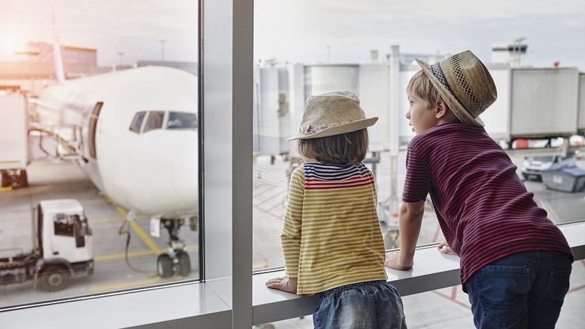 dzieci na lotnisku, samolot w tle