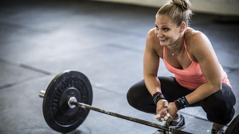kobieta, która ćwiczy ze sztangą 