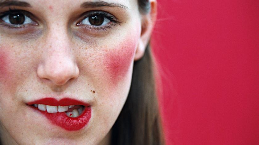 Piegowata dziewczyna pomalowana czerwoną szminką. Szminka pod podkład. Trik makijażowy z TikToka