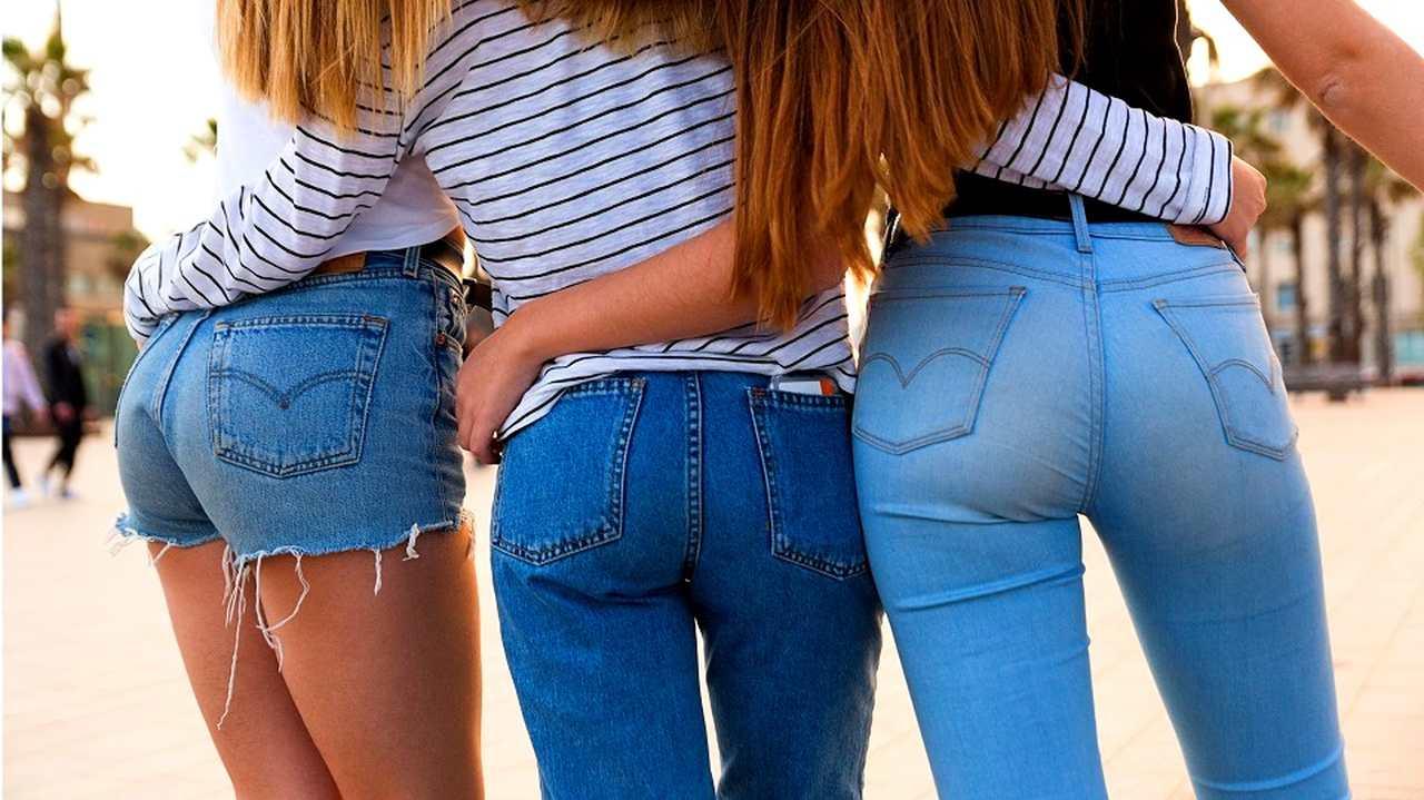 kobiece pośladki w jeansowych spodniach i spodenkach