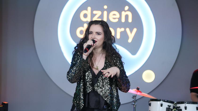 Maria Niklińska w piosence „Królowa”