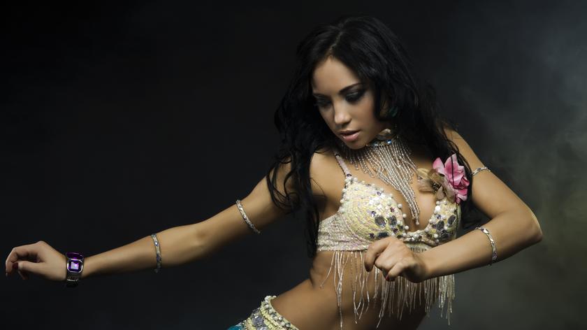 Kobieta tańczy taniec brzucha