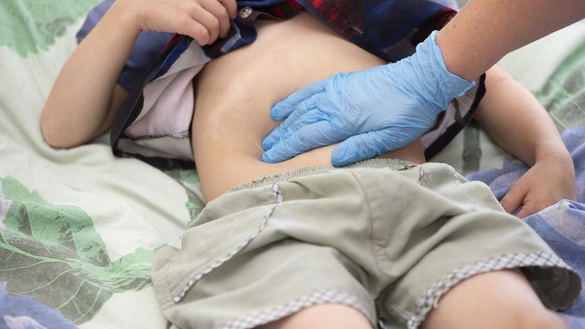 2-latek połknął plastikowy przedmiot. Jedno badanie mogło uchronić go od śmierci. Lekarze odesłali go jednak do domu