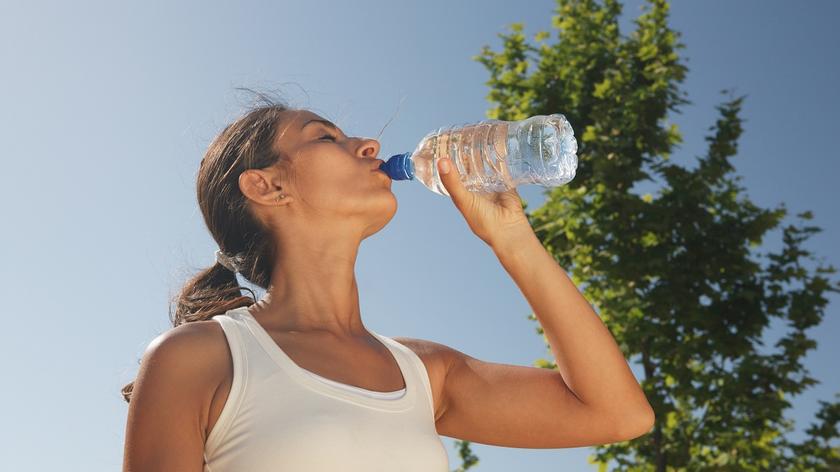 kobieta, która pije wodę w upalny dzień 