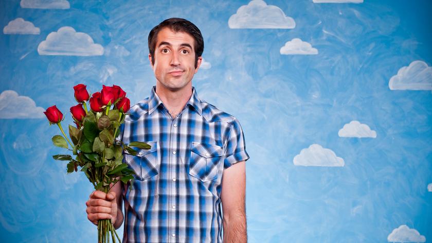 Zagubiony mężczyzna z bukietem róż