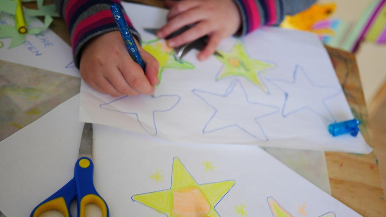 dziecko, które rysuje gwiazdy 