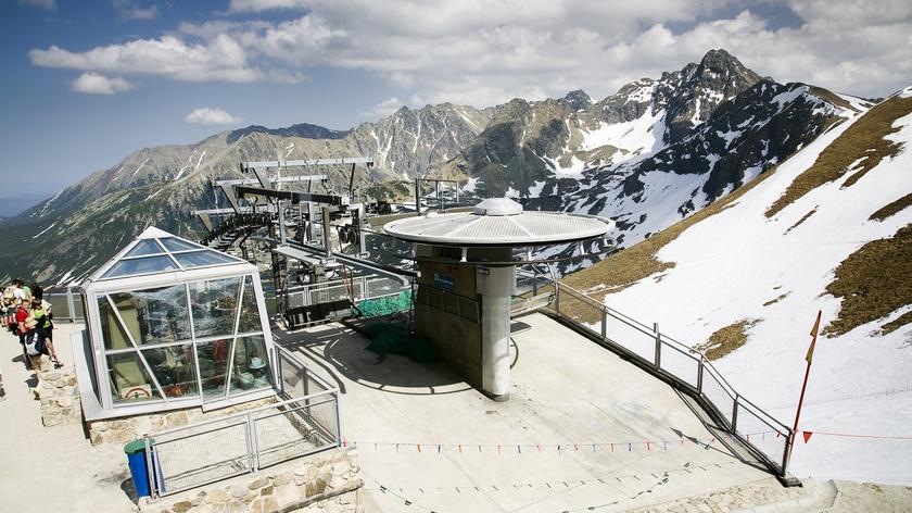 Topniejący śnieg na stoku