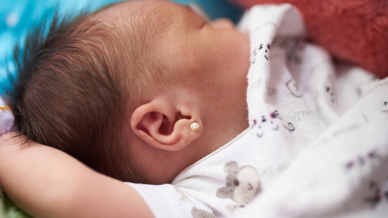 Tiktokerka przekłuła uszy noworodkowi