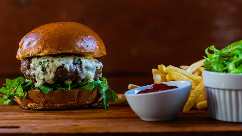 Cheeseburger z serem pleśniowym i frytkami