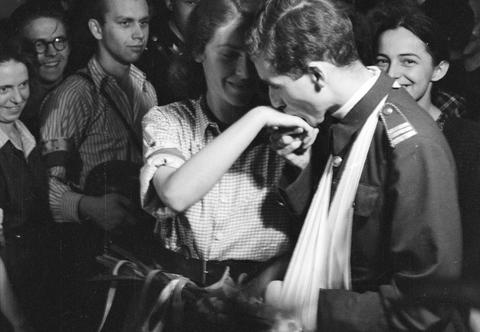 Pobrali się w trakcie powstania warszawskiego i byli małżeństwem przez 75 lat. Historia niezwykłej miłości