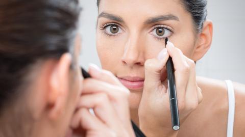Bananowy eyeliner - modny trend w makijażu