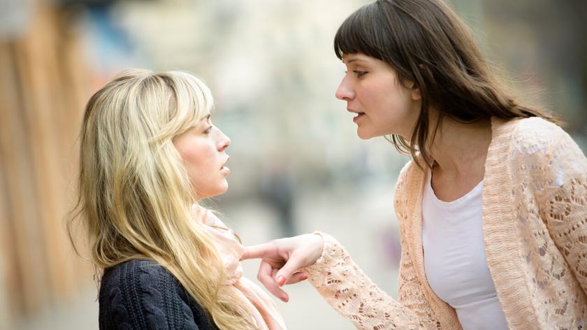 Dwie kobiety kłócące się 
